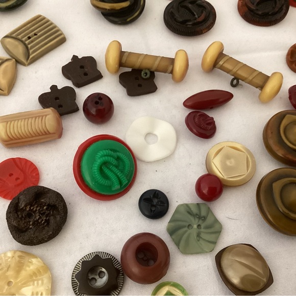 Collector old plastics sewing buttons - Picture 8 of 8